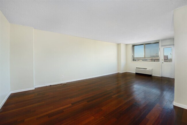 Foto del edificio - 100 Manhattan Ave
