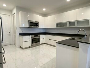 Building Photo - 850 Millbrae Ct