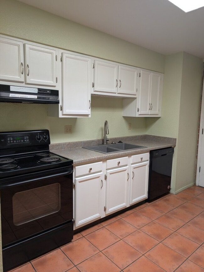 Building Photo - 2 Bedroom 1 bath with exposed brick