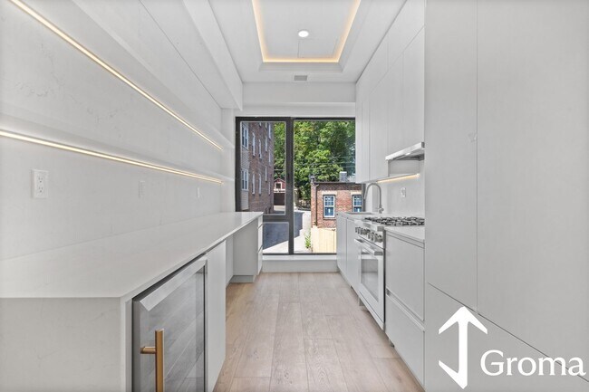Building Photo - State of the Art, and No Fee!   Washington Square Luxury!  Sunny XL Rooms, 3 baths!