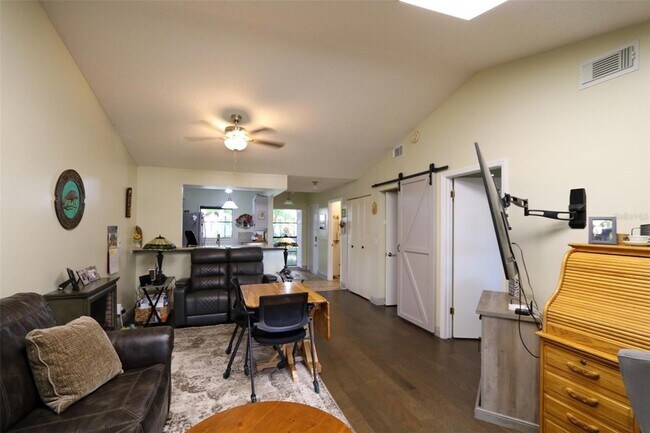 Foto del edificio - 323 Knottwood Ct