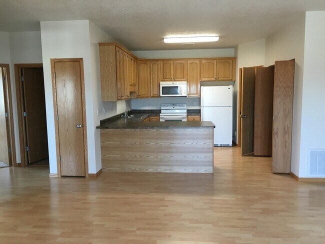Amplia cocina con mucho espacio de almacenamiento. - 120 Oakridge Ave