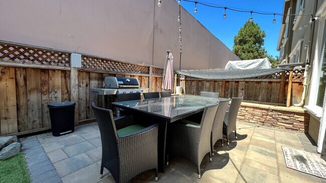 Foto del edificio - 3BD/2.5BA - Modern 3-Bed Home with Privacy & Amenities: Near Schools, Parks & Shopping!