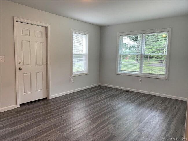 Foto del edificio - 533 Salmon Brook St