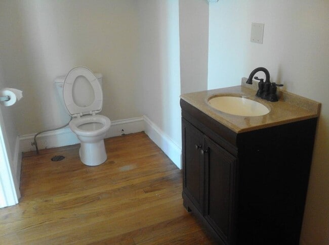 Building Photo - 184 Thames St