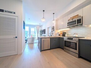 Building Photo - 425 3rd St