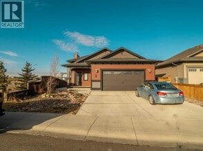 Building Photo - 351 Skeena Cres W