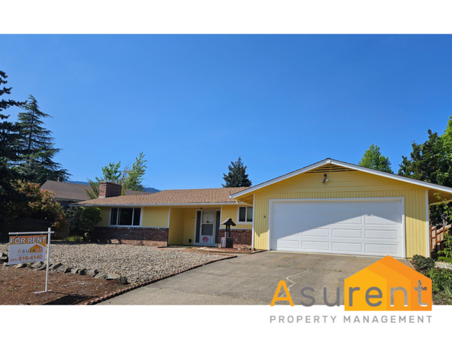 Building Photo - Two Bedroom- Two Full Bathroom Home in des...