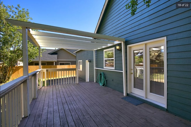 Foto del edificio - 2275 NE Nuttail Ct