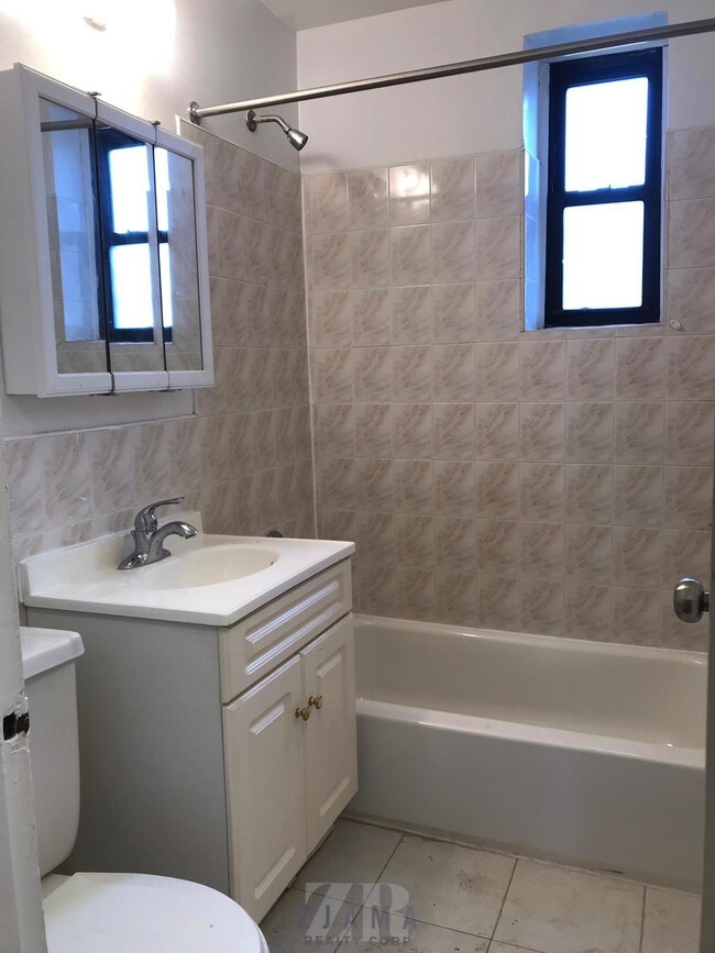 Building Photo - 117 E 86th St