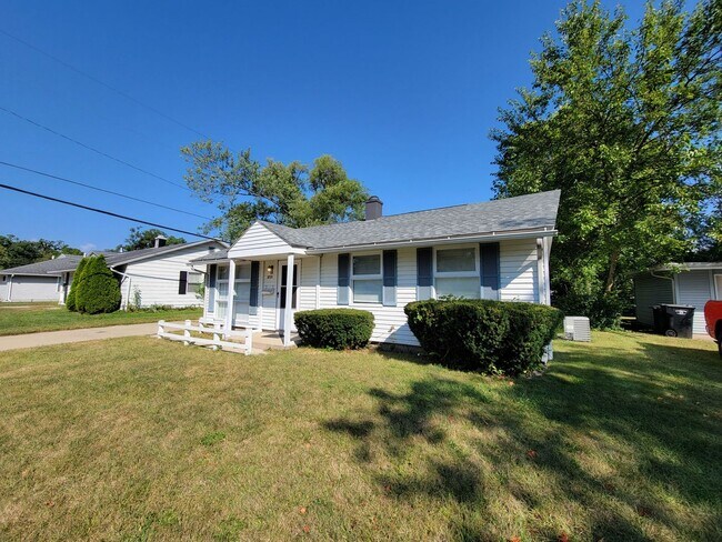 Building Photo - 3 bed, 1.5 bath. Fenced yard.