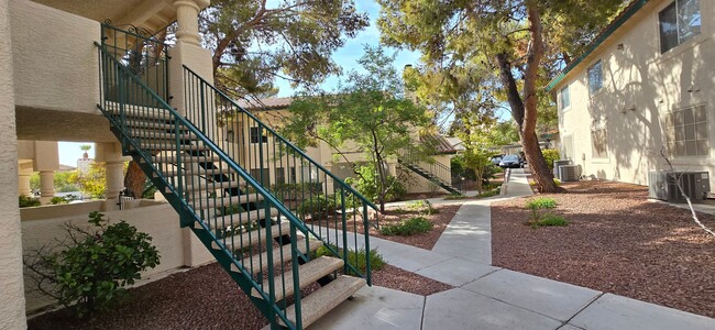 Building Photo - Lovely Upstairs Condo