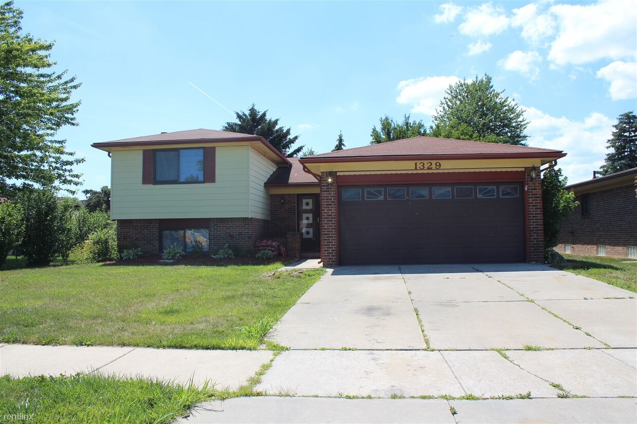 Primary Photo - 1329 Shaker Dr