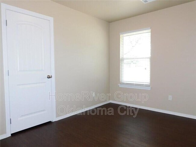 Building Photo - 949 N Midwest Blvd