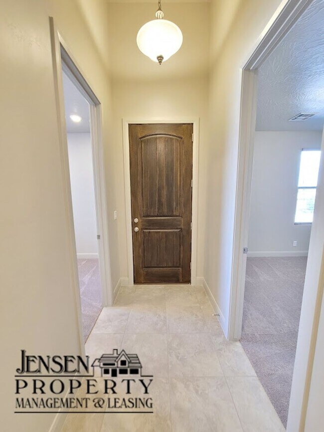 Building Photo - Newer Home in Upscale Brio Community - $50...