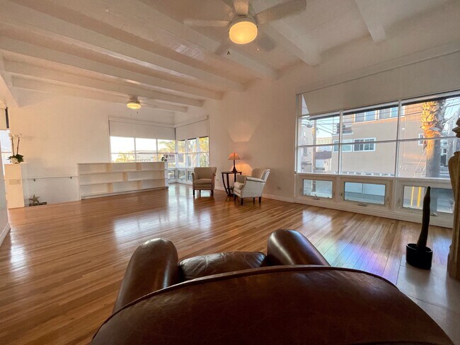 Building Photo - 316 1st St