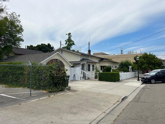 Building Photo - 209 McLeod St