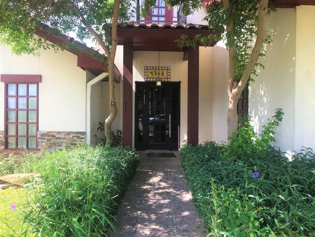 Foto del edificio - 4Bed/3.5Bath WITH A POOL Now available in Mcallen TX (Taylor and 495)