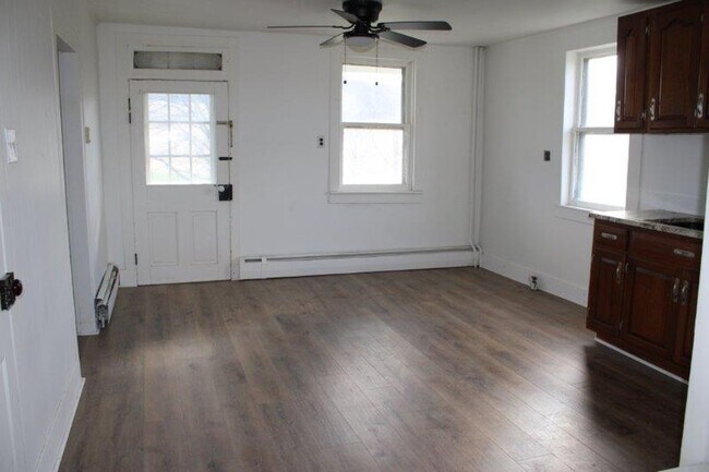 Foto del edificio - Country Charm in this 2.5 Story Farmhouse