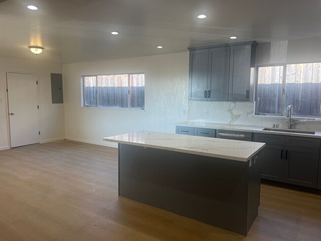 Foto del edificio - Spacious Newly Remodeled 3 Bedrooms and 2 ...