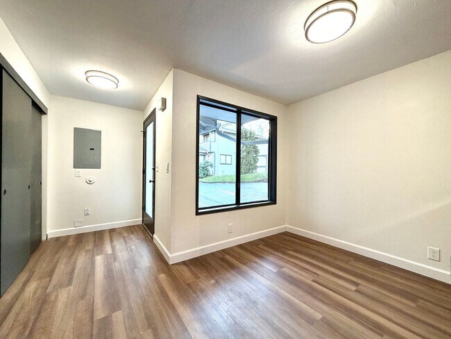Building Photo - **SEE LEASING SPECIAL BELOW** Spacious Townhouse in the Heart of Garden Home~ New LVP Flooring~ W...