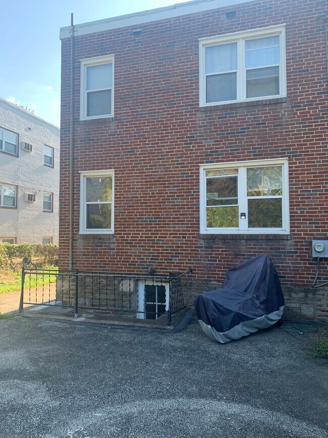 Building Photo - 7920 Barnes St
