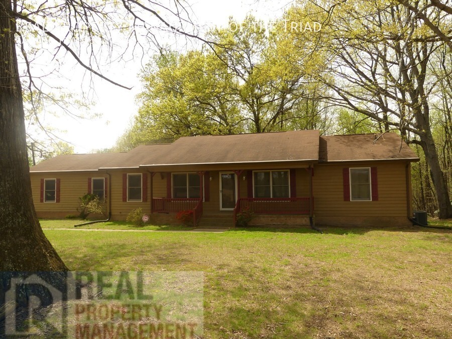 Primary Photo - Country Living 3 BR / 2 Bath Home in North...