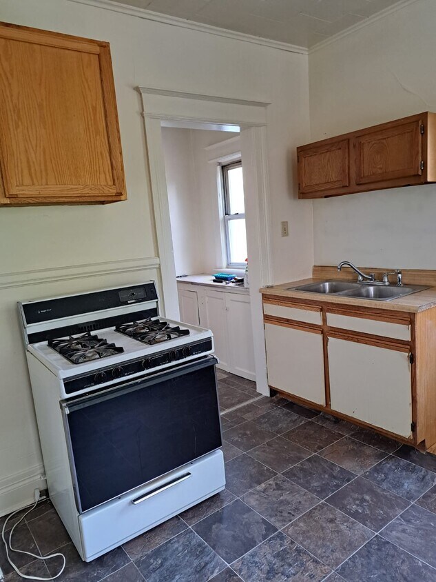 Kitchen - 307 Cedarwood Ter