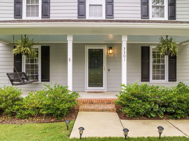 Building Photo - Gorgeous 3 Bedroom Traditional Home Locate...