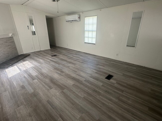 Building Photo - 2 bed, 1 bath Mobile Home - Available Now ...