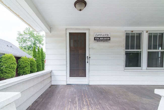 Building Photo - 945 Woodlawn Ave