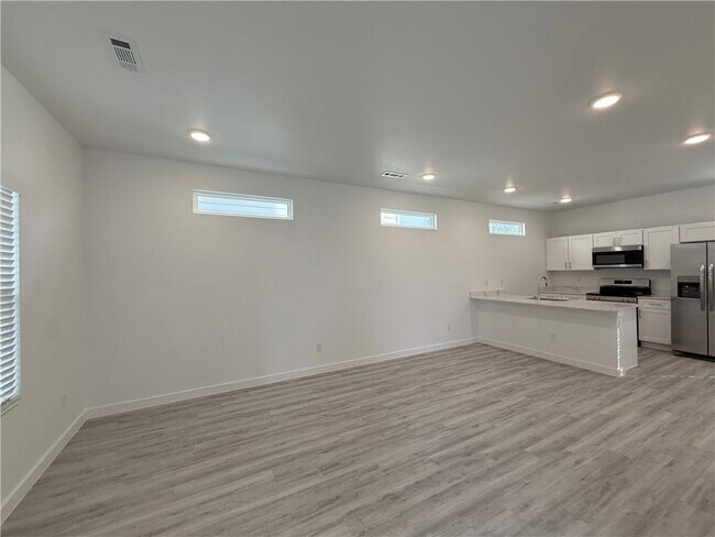 Building Photo - 851 Reading RR Ln