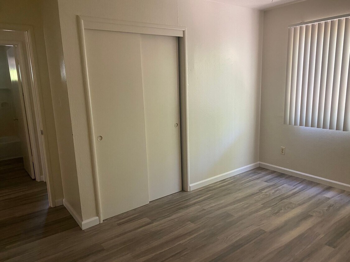 Building Photo - Large floorplan