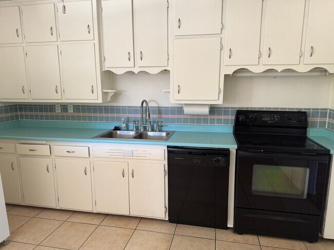 Foto del edificio - Nice 2 Br, 1 Bath house with the major app...