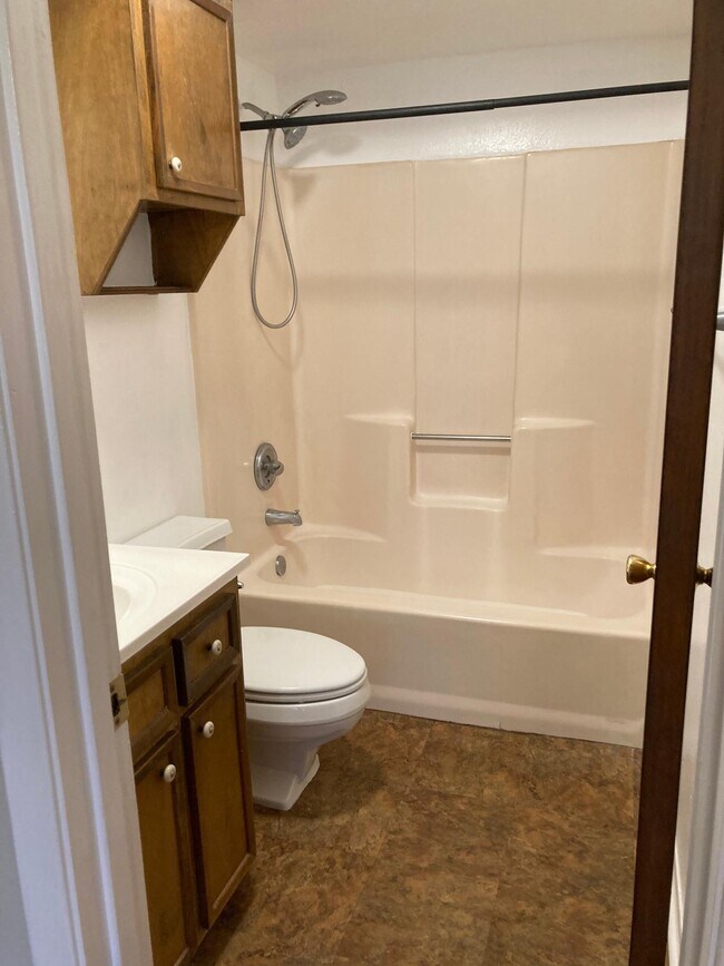 Master bath - 1607 Hazelwood St
