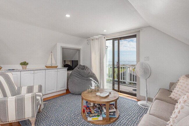 Foto del edificio - 1497 Ocean, Unit #1 Carriage House