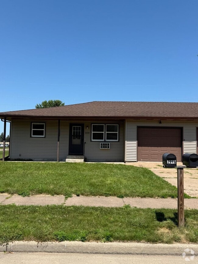 Building Photo - 2218-2220 Peters Dr