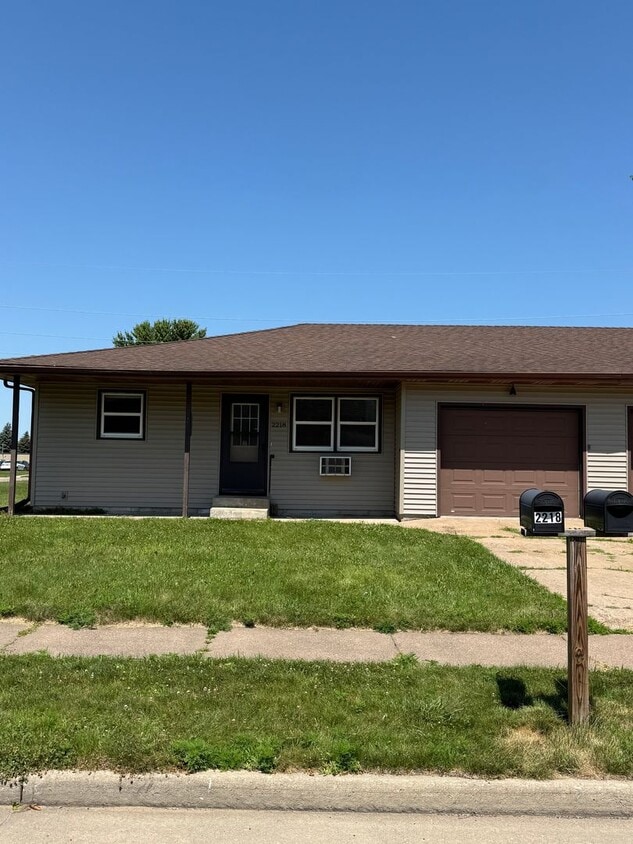 Primary Photo - 2218-2220 Peters Dr