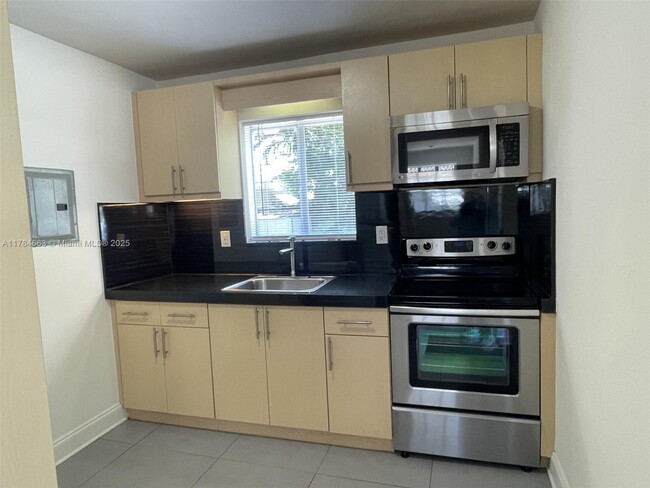 Foto del edificio - 502 NE 70th St
