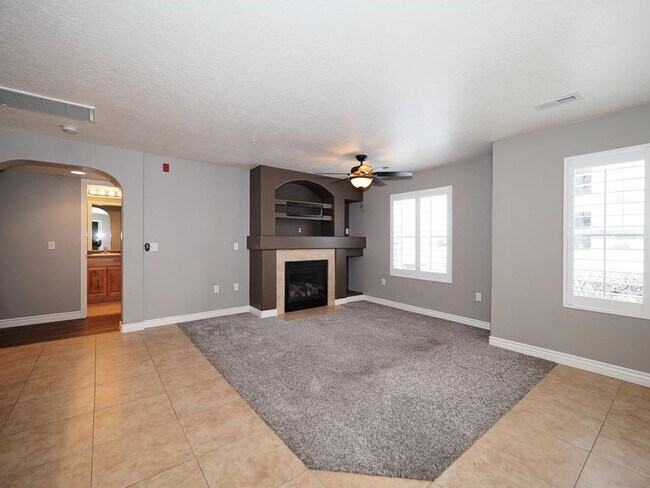 Building Photo - Beautiful Daybreak Condo