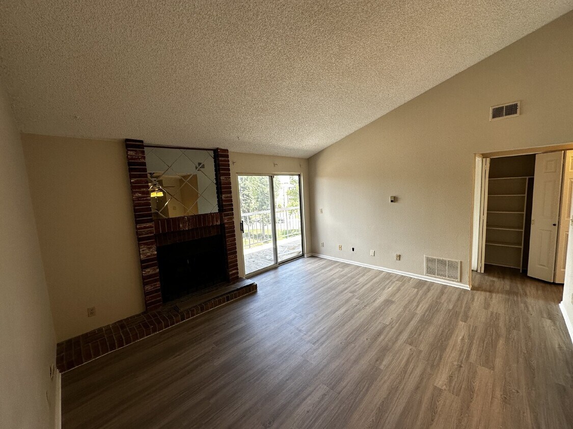 Primary Photo - Charming Chestnut Condo!