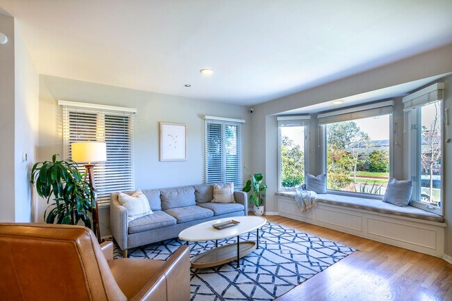 Foto del edificio - MODERN ARCHITECTURE W/ BEACH CHARM: BRIGHT & AIRY, 4BR3BA, 2-STORY HOME W/ OPEN & BRIGHT LIVING S...
