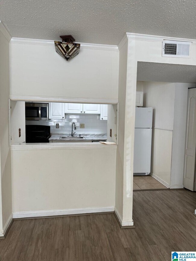 Building Photo - 401 Skyview Dr