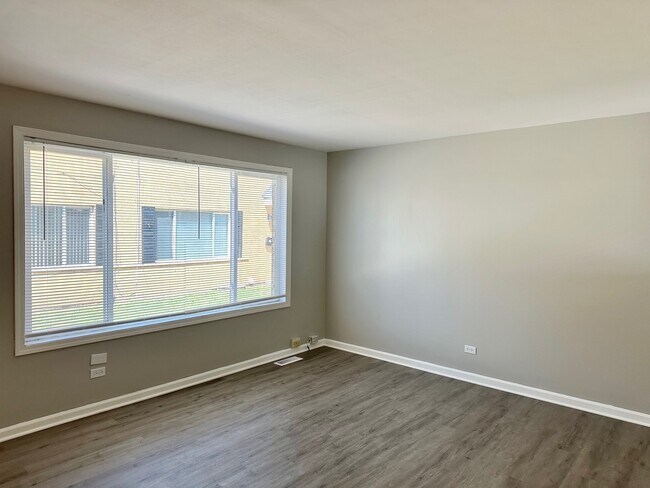 Foto del edificio - 1721 E Roosevelt Rd