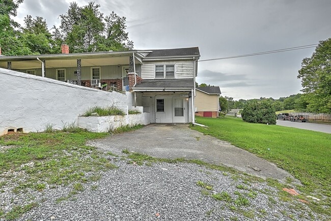 Building Photo - 305 Moorland Dr