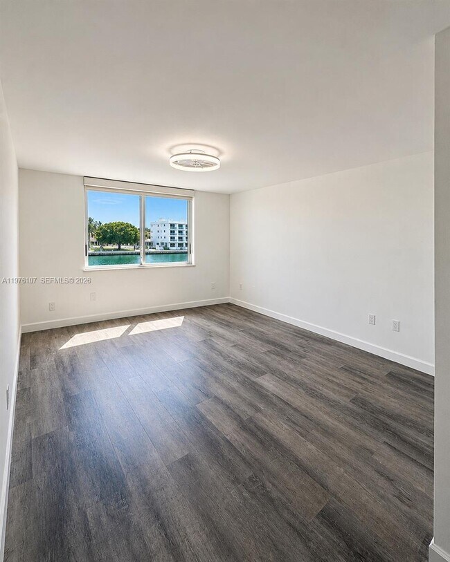 Foto del edificio - 4000 NE 170th St