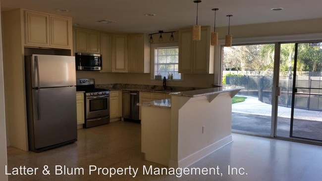 Building Photo - 5 br, 3.5 bath House - 1701 Live Oak St.