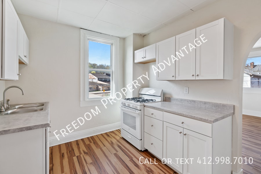 Primary Photo - 10 Iron St