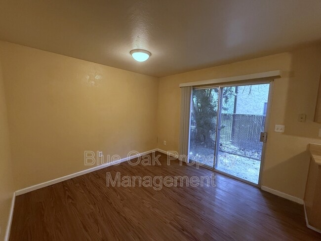 Building Photo - 403 Maple St