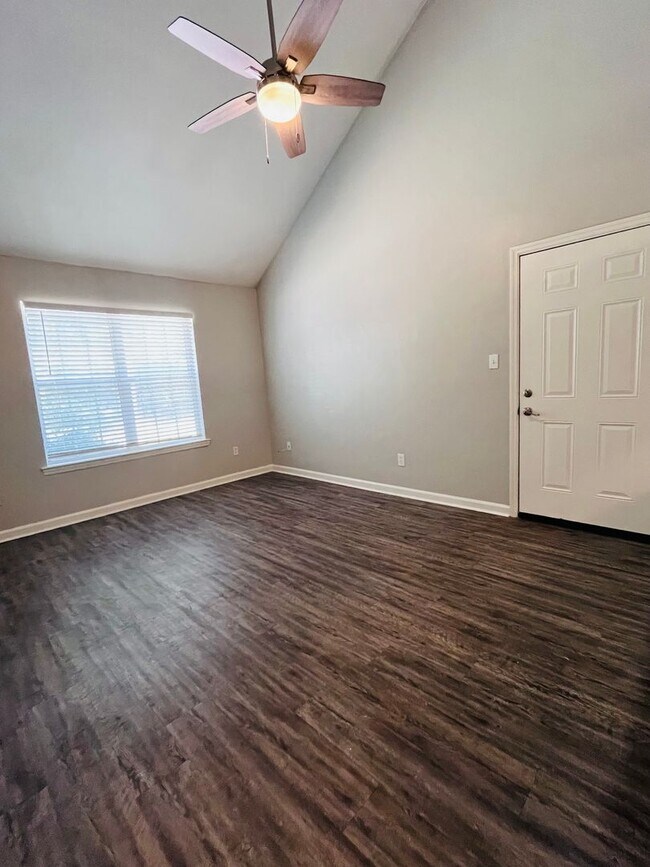 Foto del edificio - 3BR/3BA townhome with new painting and sta...